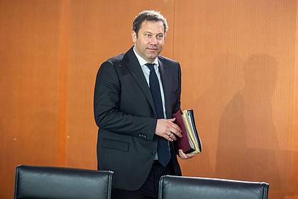 Michael Kappeler/dpa | Klingbeil bringt seinen ersten Haushalt ins Kabinett ein. (Archivbild)
