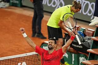 Aurelien Morissard/AP/dpa | Frust bei Alexander Zverev, Jubel bei Novak Djokovic nach dem Viertelfinal-Kracher in Paris.