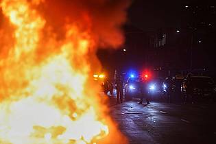 Ethan Swope/FR171736 AP/dpa | Währenddessen heizen einige amerikanische Medien die Situation an und schneiden die krassesten Szenen der letzten Tage aus Los Angeles in schneller Folge aneinander.