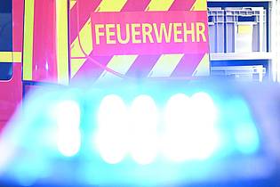 Bernd Weißbrod/dpa | Ein Feuerwehrmann wurde nach aktuellen Angaben verletzt. (Symbolbild)