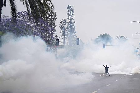 Eric Thayer/AP/dpa | Die Sicherheitskräfte setzten unter anderem Tränengas ein, um die Demonstranten zurückzudrängen. 