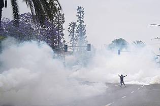 Eric Thayer/AP/dpa | Die Sicherheitskräfte setzten unter anderem Tränengas ein, um die Demonstranten zurückzudrängen. 