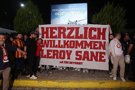 Murat Akbas/dpa | Die Galatasaray-Fans empfangen Leroy Sané überschwänglich.