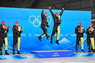 Michael Kappeler/dpa | Thorsten Margis (4 v l) wechselt ins Team Johannes Lochner (l) und fährt dann gegen Goldmedaillengewinner Francesco Friedrich. 
