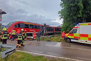 Helmuth Riedl/Zema Medien/dpa | Wie viele Menschen sich während des Zusammenstoßes im Lastwagen und in der Regionalbahn jeweils befanden, war zunächst unklar.
