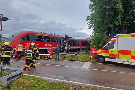 Helmuth Riedl/Zema Medien/dpa | Wie viele Menschen sich während des Zusammenstoßes im Lastwagen und in der Regionalbahn jeweils befanden, war zunächst unklar.