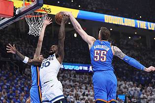Nate Billings/AP/dpa | Die Defensive um Hartenstein dominierte die Gäste und legte den Grundstein für den klaren Sieg.