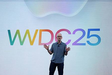 Jeff Chiu/AP/dpa | Apple-Chef Tim Cook begrüßte die Teilnehmer der WWDC mit einer kurzen Ansprache. Die  Neuigkeiten stellte der Konzern wieder mit einem Video vor.
