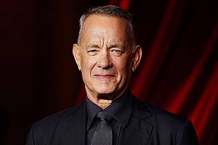 Jordan Strauss/Invision/AP/dpa | Tom Hanks war zusammen mit Meg Ryan das Traumpaar im Liebesfilmklassiker «Schlaflos in Seattle», der teils auch in New York spielt. (Archivbild)