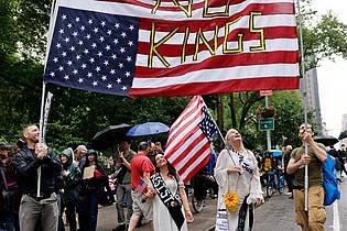Stefan Jeremiah/AP/dpa | «No Kings» (Keine Könige) war das übergreifende Motto der Proteste. 