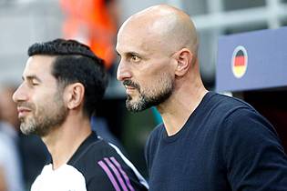Branislav Racko/dpa | U21-Nationaltrainer Antonio Di Salvo (r) erlebte einen höchst intensiven Abend.