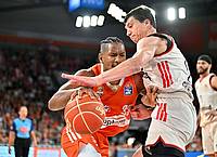 Jan-Philipp Strobel/dpa | Ulms Karim Jallow (l.) im Duell mit Bayerns Vladimir Lucic.