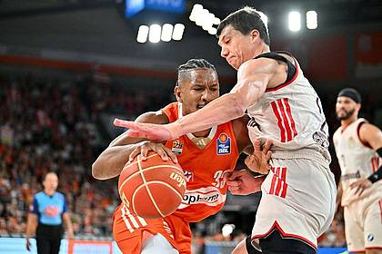Jan-Philipp Strobel/dpa | Ulms Karim Jallow (l.) im Duell mit Bayerns Vladimir Lucic.