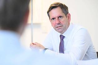 Julian Stratenschulte/dpa | Niedersachsens neuer Ministerpräsident Olaf Lies will die geplanten Investitionen möglichst schnell sichtbar machen.