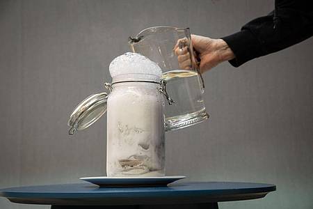 Christin Klose/dpa-tmn | Hinweis: Das Gemisch schäumt über - den Behälter am besten im Waschbecken platzieren.