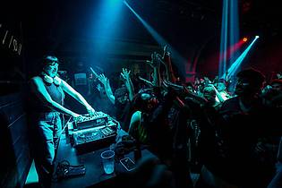 Moawia Atrash/dpa | Die in Berlin lebende DJ Nuria legt in Damaskus auf.