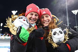 Die DSV-Langläuferinnen Victoria Carl (l) und Katharina Hennig feiern nach dem gewonnen Team-Sprint.