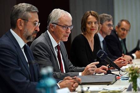 Martin Schutt/dpa | Wie umgehen mit Rechtsreferendaren, bei denen Zweifel an der Verfassungstreue besteht? Unter anderem mit dieser Frage haben sich die Präsidentinnen und Präsidenten der Oberlandesgerichte, des Kammergerichts, des Bayerischen Obersten Landesgerichts und des Bundesgerichtshofs bei ihrer Jahrestagung in Weimar beschäftigt.