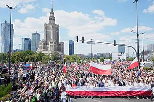 Czarek Sokolowski/AP/dpa | Vor der Stichwahl riefen beide Kandidaten zu Demonstrationen in Warschau auf. (Archivbild)