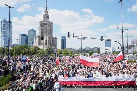 Czarek Sokolowski/AP/dpa | Vor der Stichwahl riefen beide Kandidaten zu Demonstrationen in Warschau auf. (Archivbild)