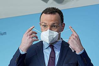 Michael Kappeler/dpa | Unions-Fraktionschef Jens Spahn verteidigt seine Masken-Politik während der Pandemie. (Archivbild)