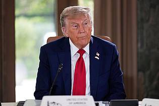 Mark Schiefelbein/AP/dpa | Teheran ist eine Millionenstadt - nun fordert US-Präsident Donald Trump die Menschen dort zur Flucht auf.   