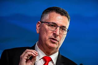 Michael Kappeler/dpa | Laut Israels Außenminister Saar ist der Iran beim Streben nach einer Atombombe zurückgeworfen. (Archivbild) 