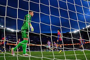 Manu Fernandez/AP/dpa | Ein Ex-Nationalspieler rät Torwart Marc-André ter Stegen zum Weggang aus Barcelona. 