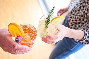 Annette Riedl/dpa/dpa-tmn | Prösterchen light: Zwei Frauen stoßen mit Limoncello Spritz und Aperol Spritz an.