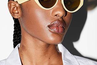 & Other Stories/dpa-tmn | Bunte Sonnenbrillen im 2000er-Style, wie das gelbe Modell von & Other Stories ab ca. 90 Euro, setzen farbige Akzente und passen perfekt zu Baggy-Jeans und Cropped Tops. 