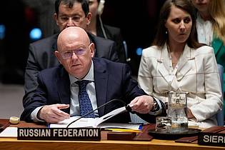 Seth Wenig/AP | Der russische UN-Botschafter Wassili Nebensja erklärt bei einer Sitzung des Sicherheitsrates der Vereinten Nationen Moskaus Bereitschaft zu einer möglichen Waffenruhe. (Archivbild)