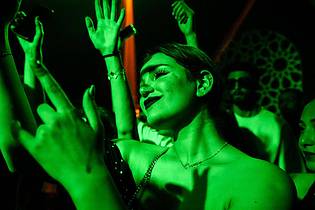 Moawia Atrash/dpa | Gästen tanzen zu DJ Nurias Set in Damaskus.