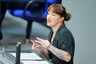 Michael Kappeler/dpa | Linke-Politikerin Heidi Reichinnek kritisiert die Diätenanhebung. 