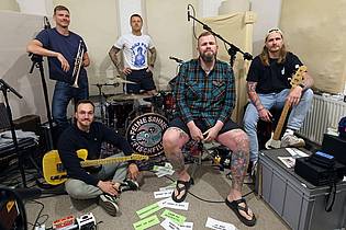 Bernd Wüstneck/dpa | Feine Sahne Fischfilet in ihrem Proberaum. Das neueste Album der Band schoss auf Rang eins. (Archivbild).