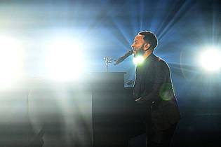 Felix Hörhager/dpa | Die emotionalsten Momente gab es, wenn John Legend allein am Klavier saß.