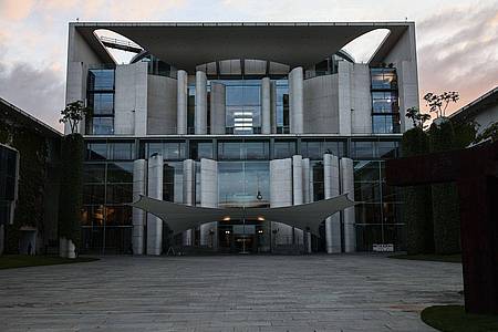Hannes P. Albert/dpa | Im Kanzleramt wollen am Nachmittag Vertreter von Bund und Ländern zusammenkommen.