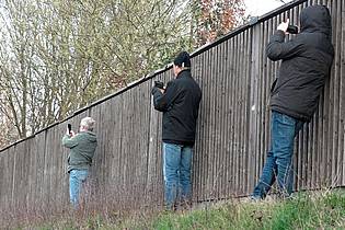 Alexander Auer/dpa | An Unfallstellen mit dem Handy draufhalten und filmen - ein Ärgernis für die Retter. (Symbolbild)