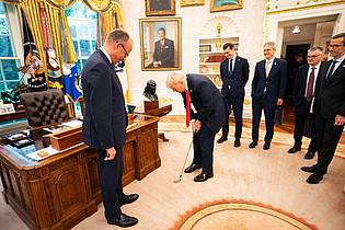 Steffen Kugler/Bundesregierung/dpa | Sporteinlage im Oval Office während des Besuchs des Kanzlers beim US-Präsidenten.