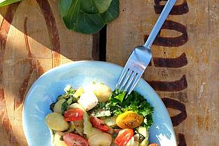 Christian Hacker/Verbraucherzentrale NRW/dpa-tmn | Bunt gemischt: Die Gnocchi werden mit Pak Choi, Cockteiltomaten und Kokosmilch zubereitet.