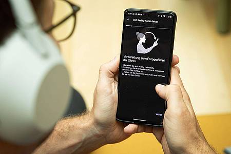 Christin Klose/dpa-tmn | Die App Sound Connect lädt zum Vermessen der Ohren per Foto ein. Das soll den Klang optimieren. Eine wirkliche Veränderung ließ sich nicht feststellen - es wurde aber auch nicht schlechter. 