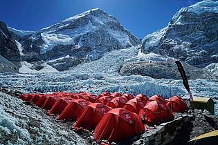 Pasang Rinzee Sherpa/ap/dpa | Im Everest Basislager warten Bergsteiger auf eine gute Gelegenheit zum Aufstieg.