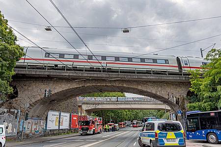 Daniel Evers/dpa | Viel Geduld mussten Fahrgäste eines liegengebliebenen ICEs haben, der am Montag in Köln strandete: Die letzten Fahrgäste konnten den Zug erst nach fünf Stunden und 20 Minuten verlassen.
