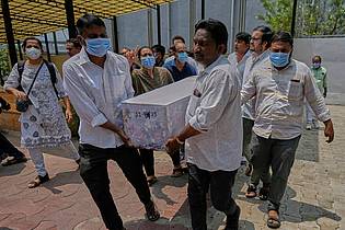 Rafiq Maqbool/AP/dpa | Bei der Katastrophe in Ahmedabad im Bundesstaat Gujarat kamen nach übereinstimmenden Medienberichten mindestens 270 Menschen im Flugzeug und am Boden ums Leben.