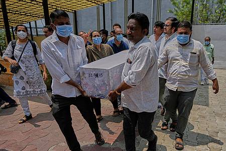 Rafiq Maqbool/AP/dpa | Bei der Katastrophe in Ahmedabad im Bundesstaat Gujarat kamen nach übereinstimmenden Medienberichten mindestens 270 Menschen im Flugzeug und am Boden ums Leben.