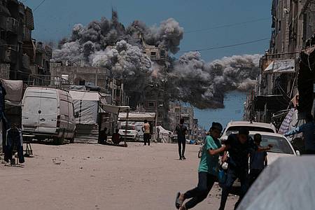 Jehad Alshrafi/AP/dpa | Israels Armee soll die Einsätze in Gaza ausweiten.  