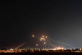 Ohad Zwigenberg/AP/dpa | Erneut ist Israels Luftabwehr in der Nacht im Einsatz. (Archivbild)