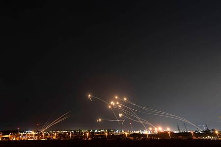Ohad Zwigenberg/AP/dpa | Erneut ist Israels Luftabwehr in der Nacht im Einsatz. (Archivbild)