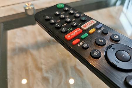 TV-Fernbedienung liegt auf einem Tisch