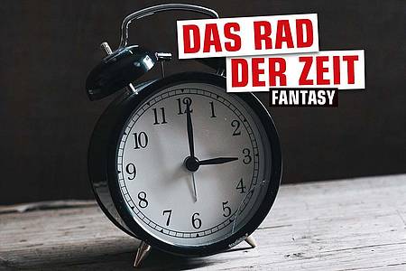 Aufschrift "Das Rad der Zeit - Fantasy", im Hintergrund ein Wecker, der drei Uhr anzeigt.
