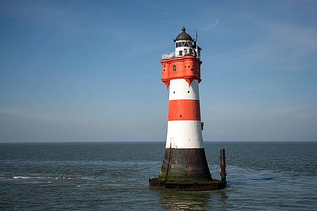 Sina Schuldt/dpa | Der Leuchtturm «Roter Sand» steht in der Nordsee vor Bremerhaven. (Archivbild)